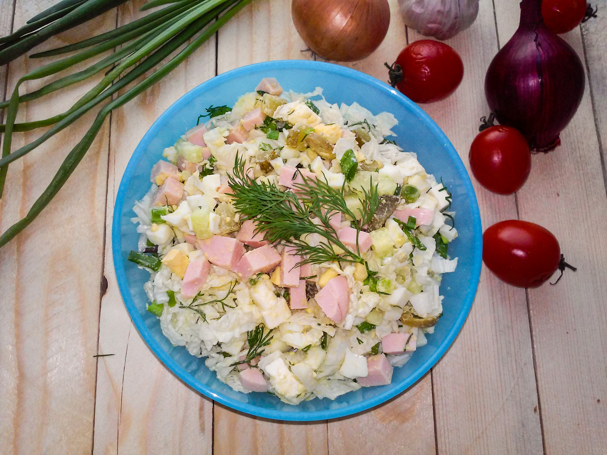 Легкий салат с пекинской капустой и колбасой